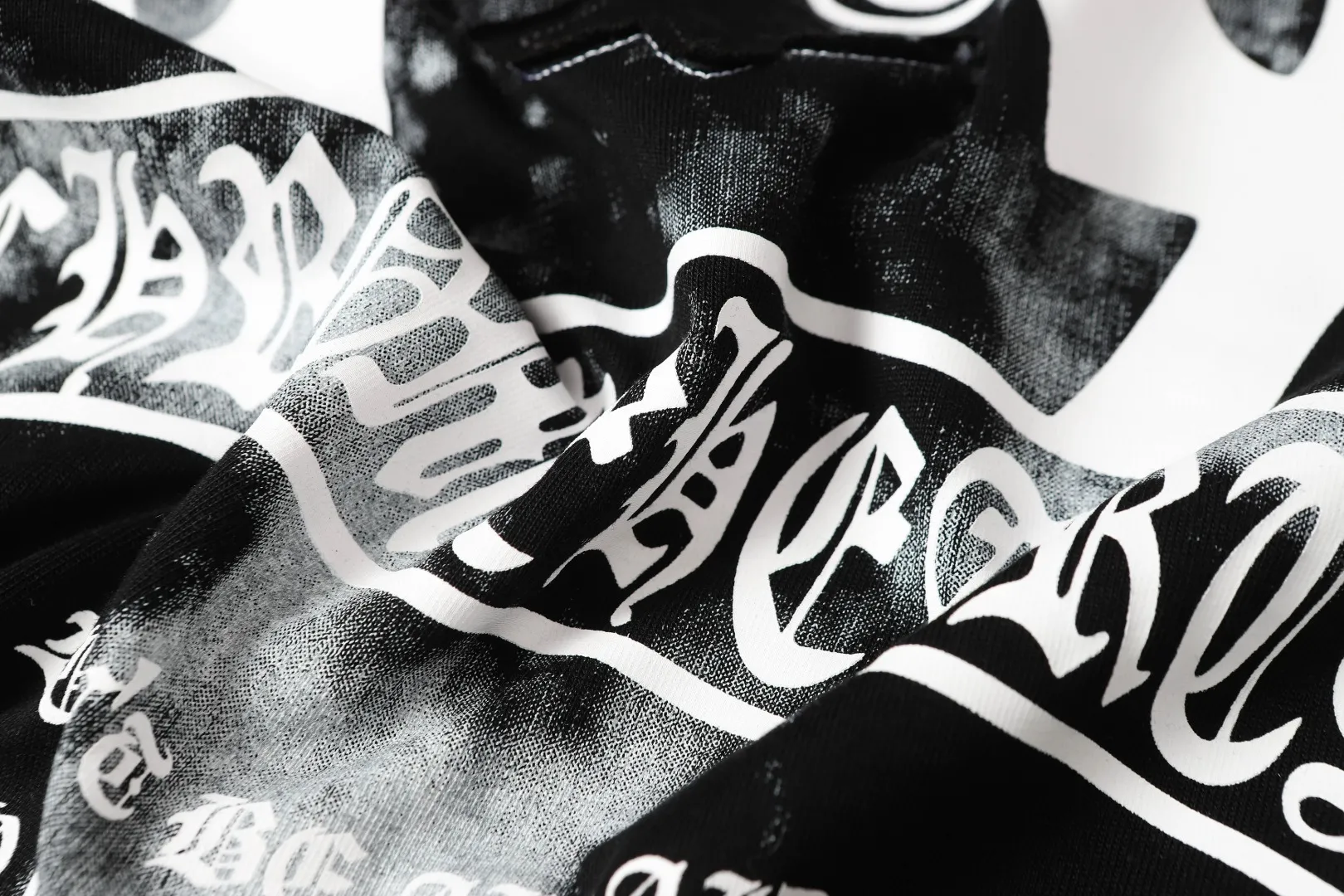 P170 Chrome Hearts* Chrome Hearts are made of 300g double yarn fabric, 1*1 Solona rib, imported digital front and rear white ink direct injection + laser appliqué embroidery, hand-nailed hardware accessories, loose version, same style for men and women. Color: Black White Size: XS S M L